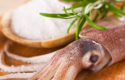 Как правильно варить кальмары для салата, чтобы были мягкими и не безвкусными